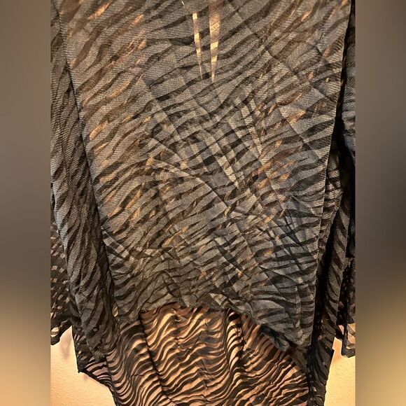 Mesmerize black semi sheer high low top - Picture 3 of 11